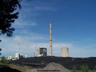 charbon devant la centrale de Gardanne